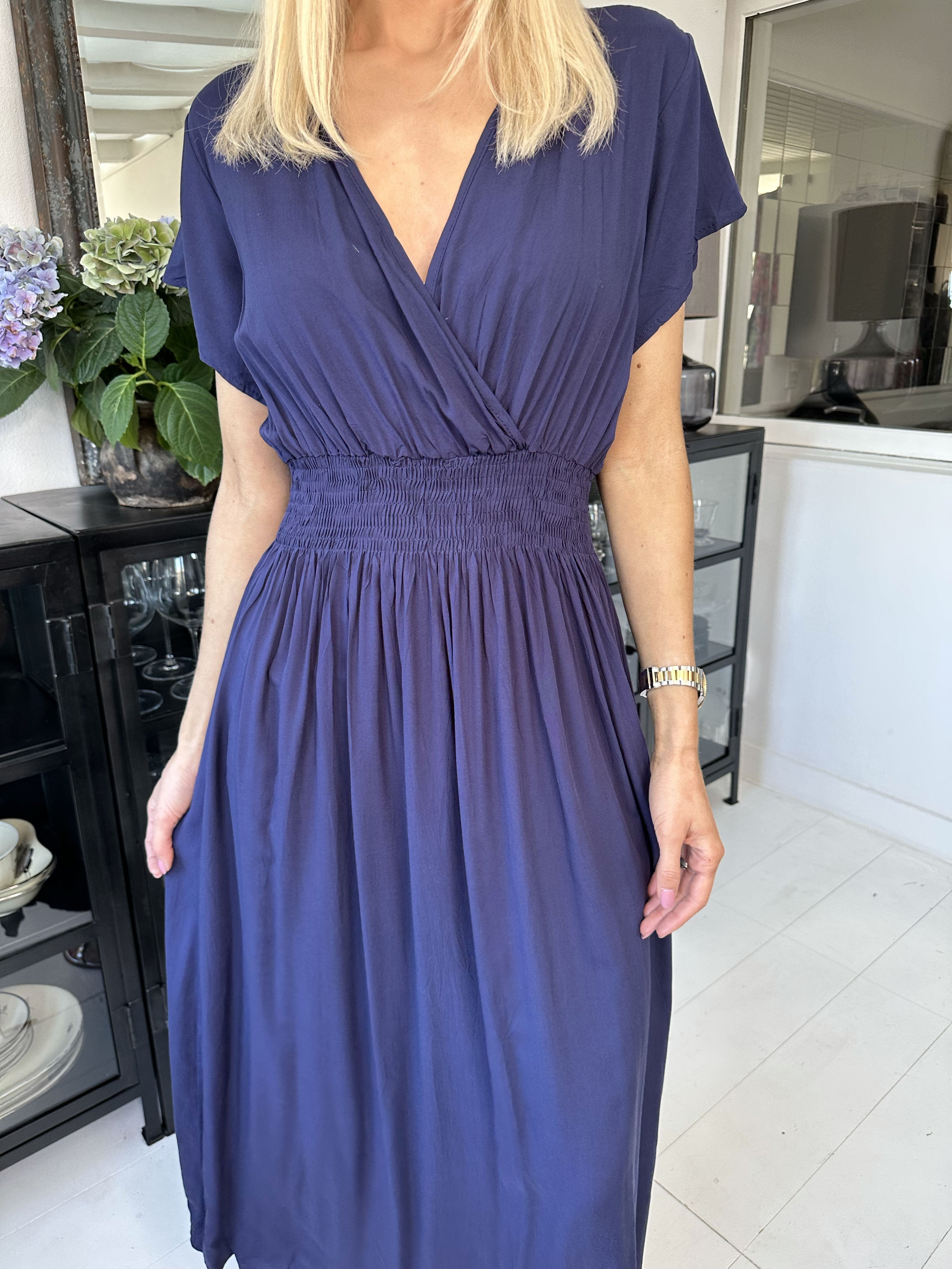 Misha - Söt lång enkel klänning i viskos med smock